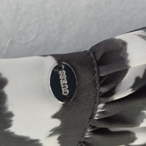 Guess Sleeveless Black/ White Dress with Elastisized Back, Size 6 (+) - Picture 5 of 8